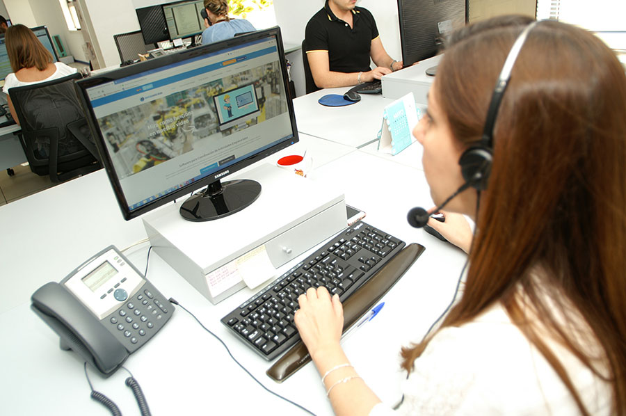 mujer sentada en una oficina mirando una pantalla